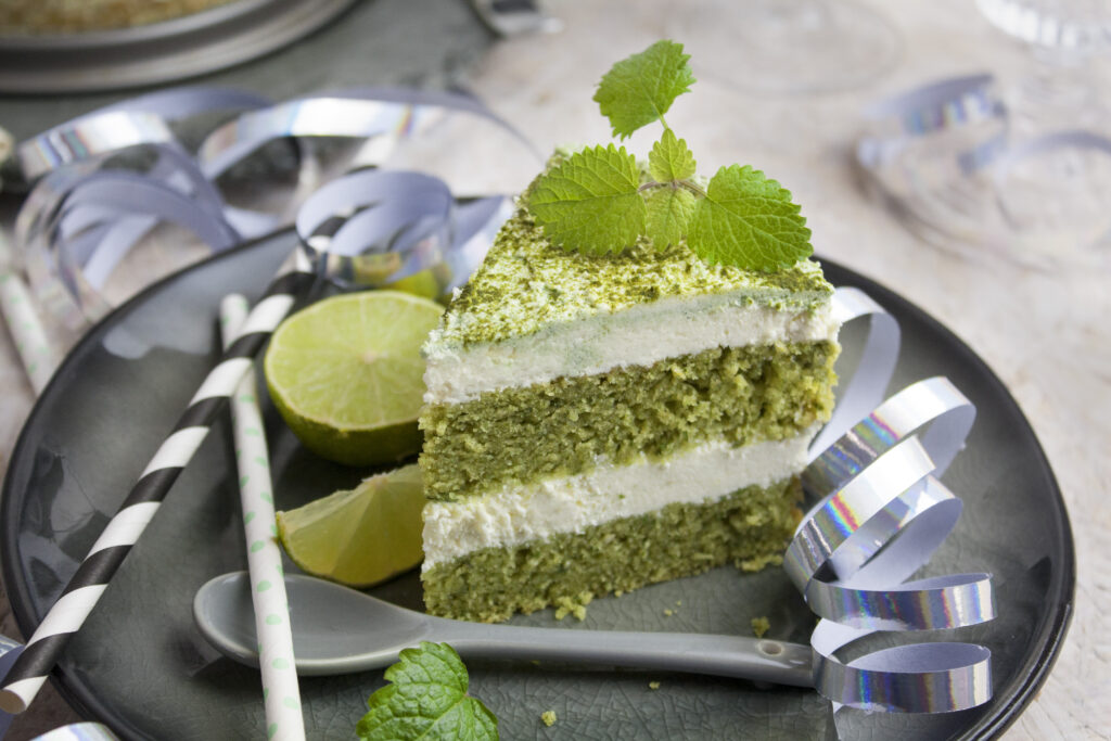 Melissen-Matcha-Torte mit Frischkäse-Frosting