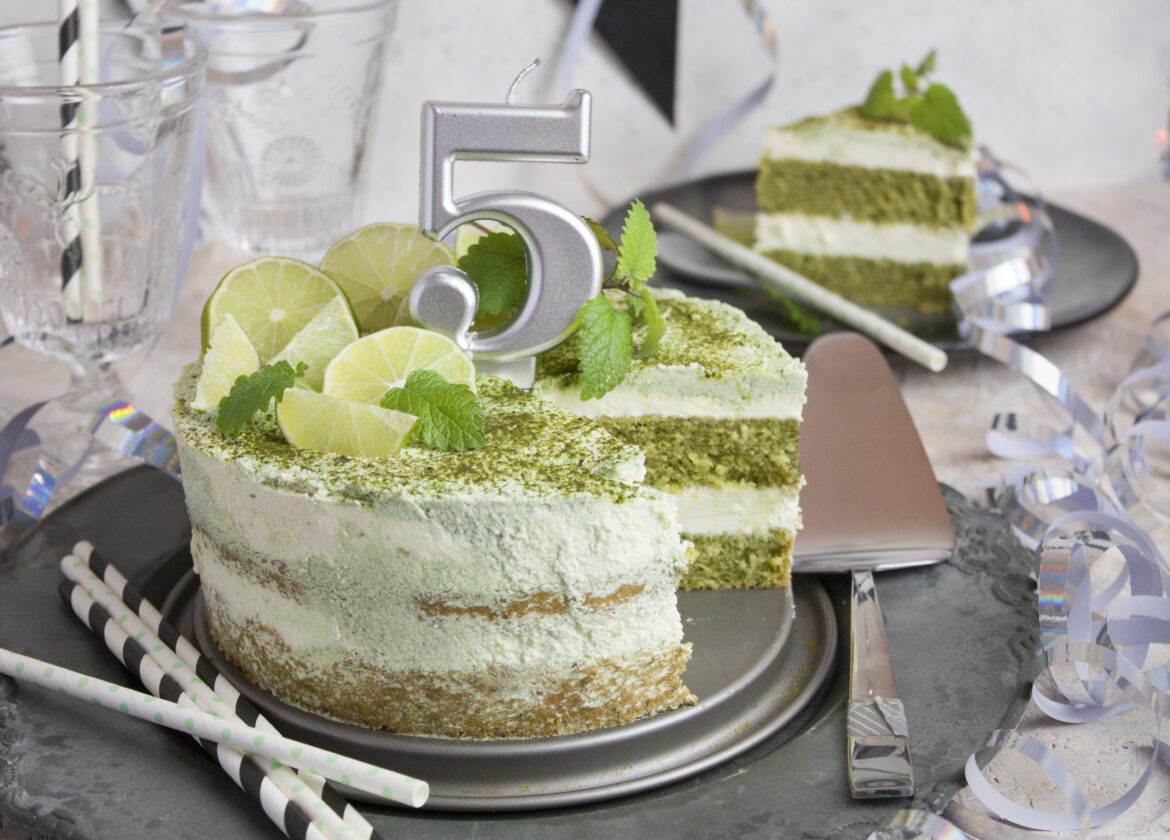 Melissen-Matcha-Torte mit Frischkäse-Frosting