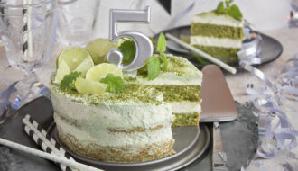 Melissen-Matcha-Torte mit Frischkäse-Frosting