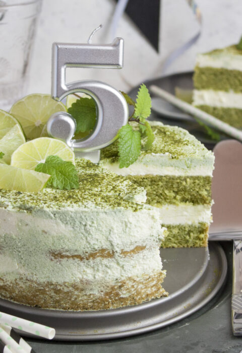 Melissen-Matcha-Torte mit Frischkäse-Frosting