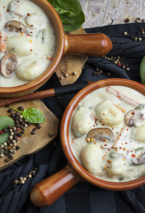 Cremige Gnocchi-Suppe mit Gemüse