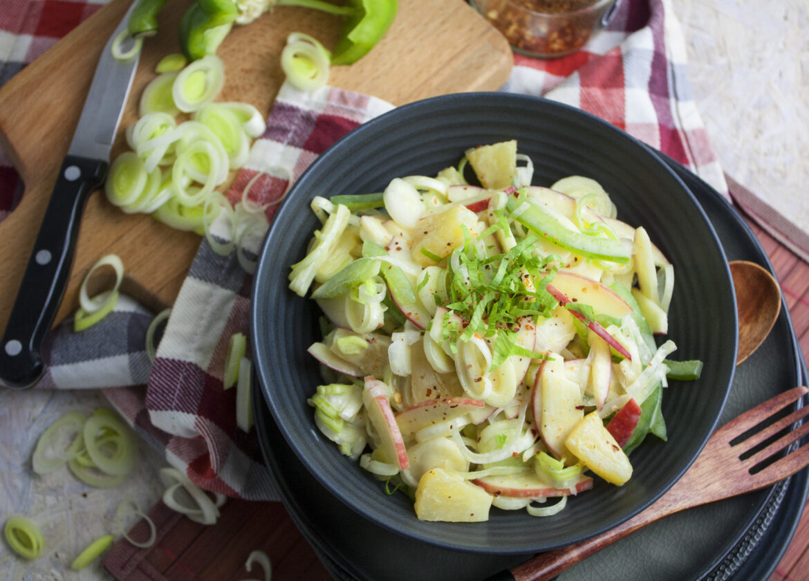 Fruchtiger Lauchsalat mit Apfel und Ananas