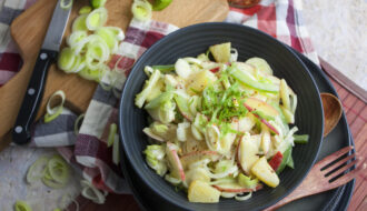 Fruchtiger Lauchsalat mit Apfel und Ananas