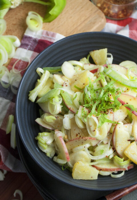 Fruchtiger Lauchsalat mit Apfel und Ananas