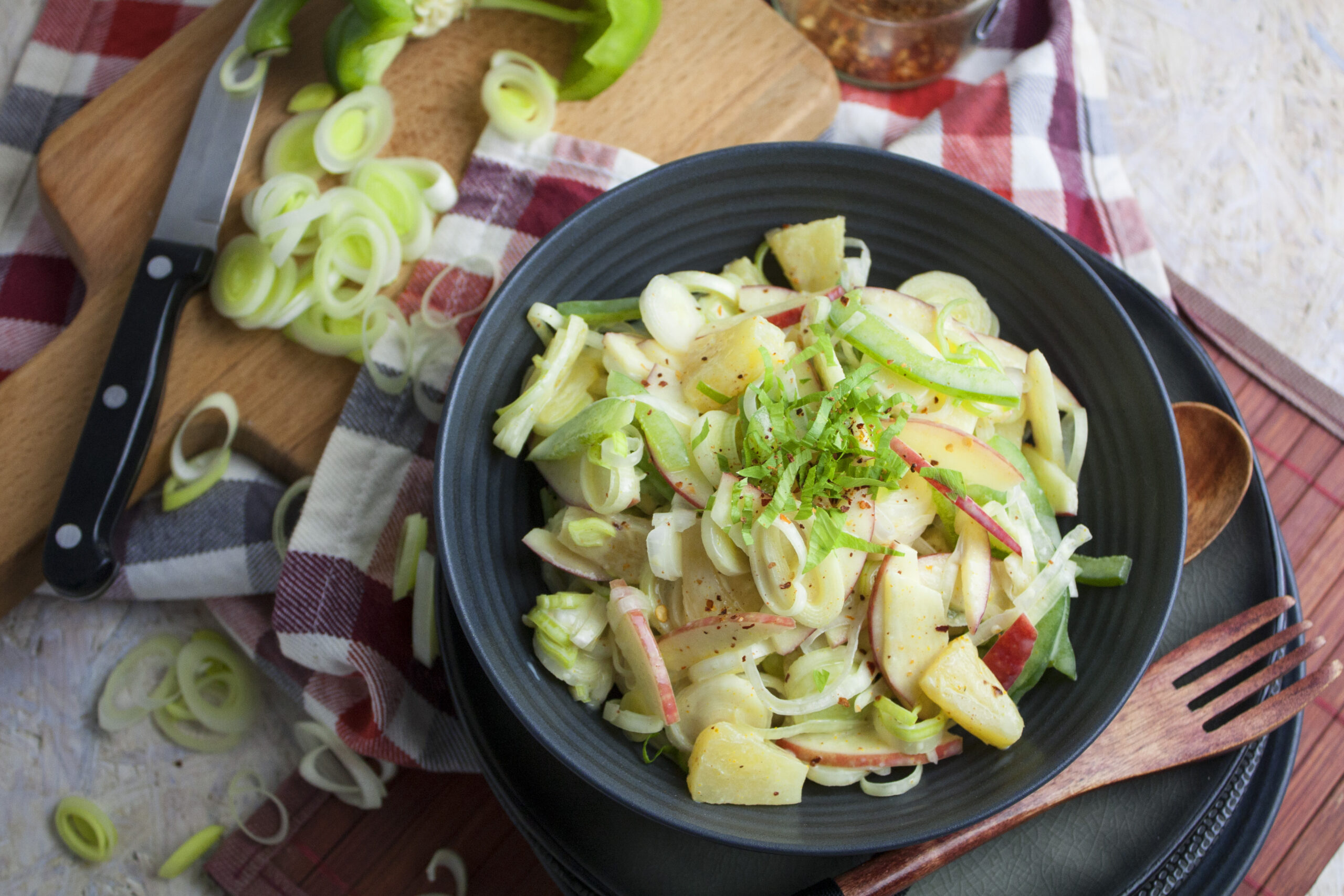 Fruchtiger Lauchsalat mit Apfel und Ananas