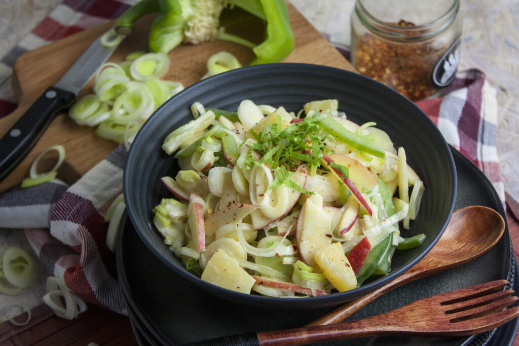 Fruchtiger Lauchsalat mit Apfel und Ananas