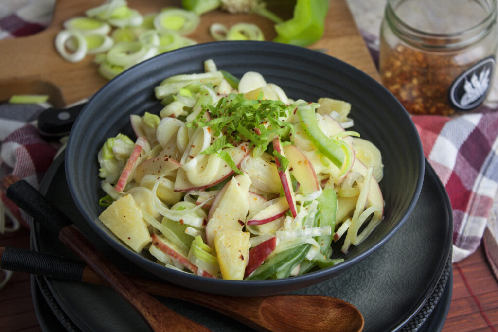 Fruchtiger Lauchsalat mit Apfel und Ananas