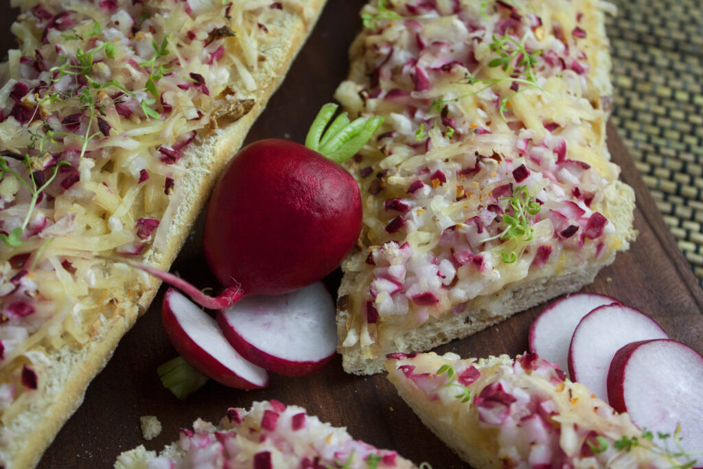 Geröstetes Radieschen-Knoblauch-Baguette