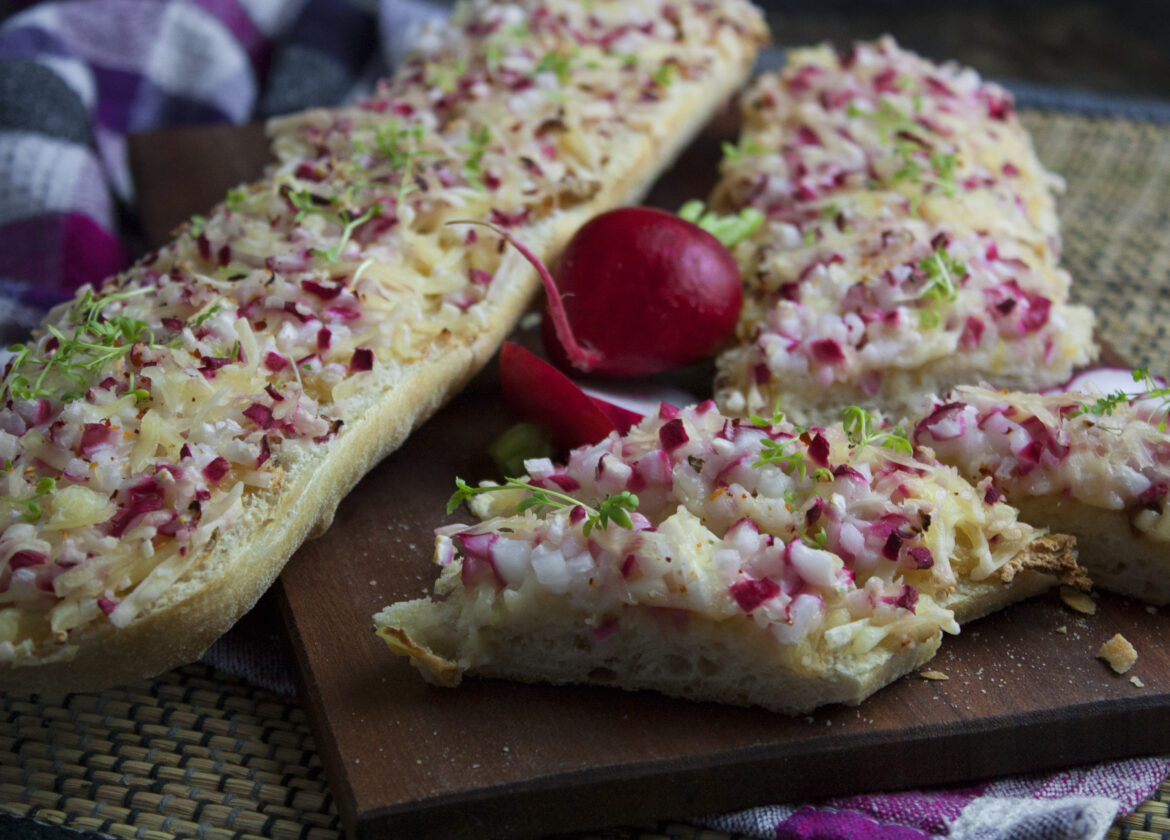 Geröstetes Radieschen-Knoblauch-Baguette