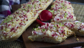 Geröstetes Radieschen-Knoblauch-Baguette