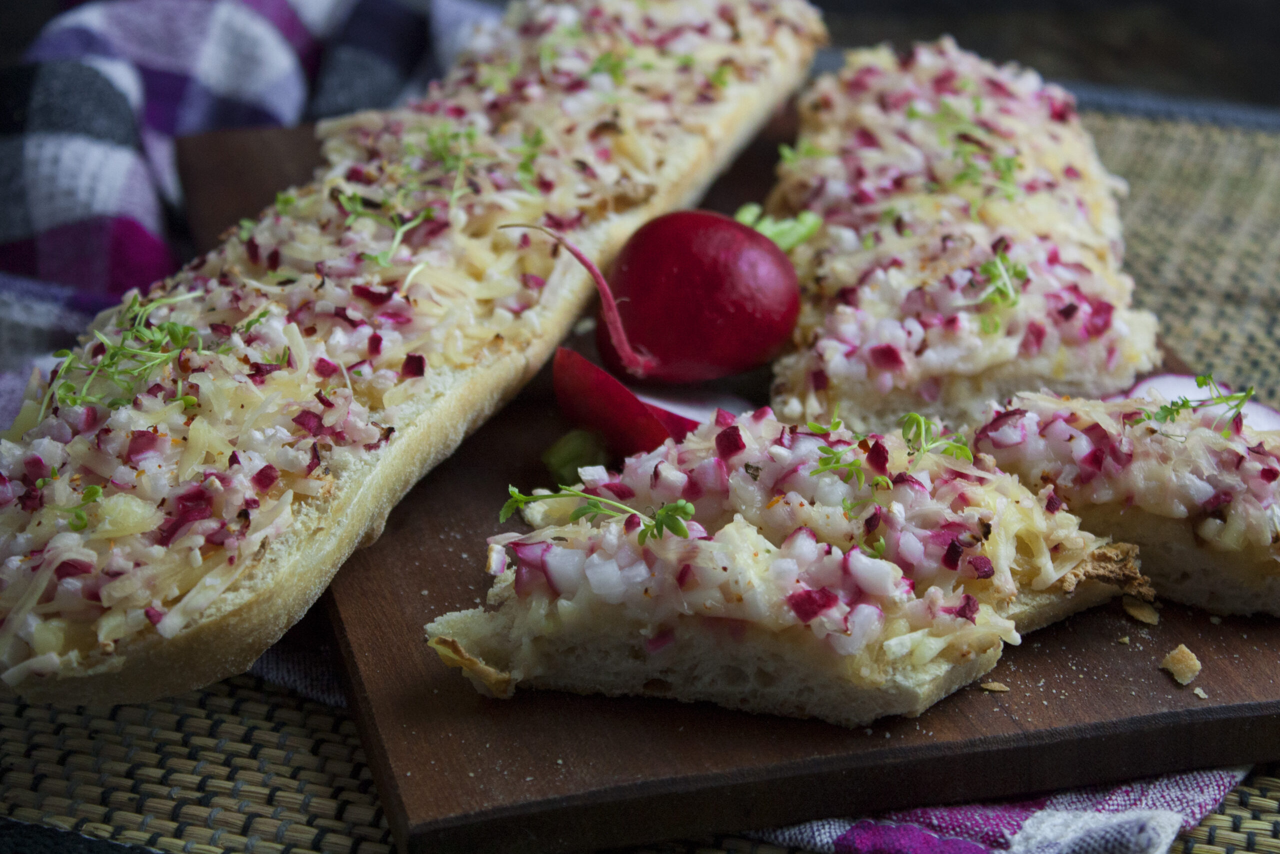 Geröstetes Radieschen-Knoblauch-Baguette