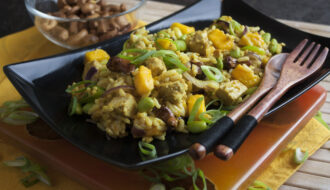 Vegane Mango-Cashew-Reispfanne