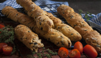 Mediterrane Brotsticks - Perfekt zum Dippen!