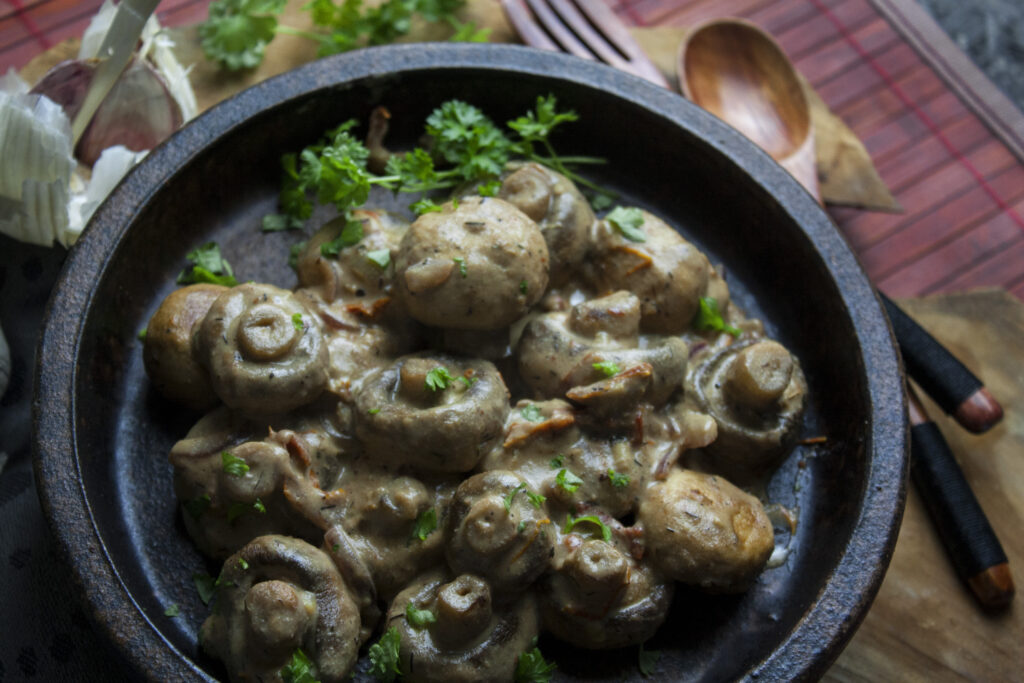 Vegane Knoblauch-Käse-Champignons aus der Pfanne