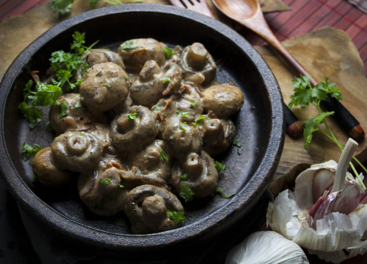 Vegane Knoblauch-Käse-Champignons aus der Pfanne