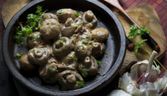 Vegane Knoblauch-Käse-Champignons aus der Pfanne