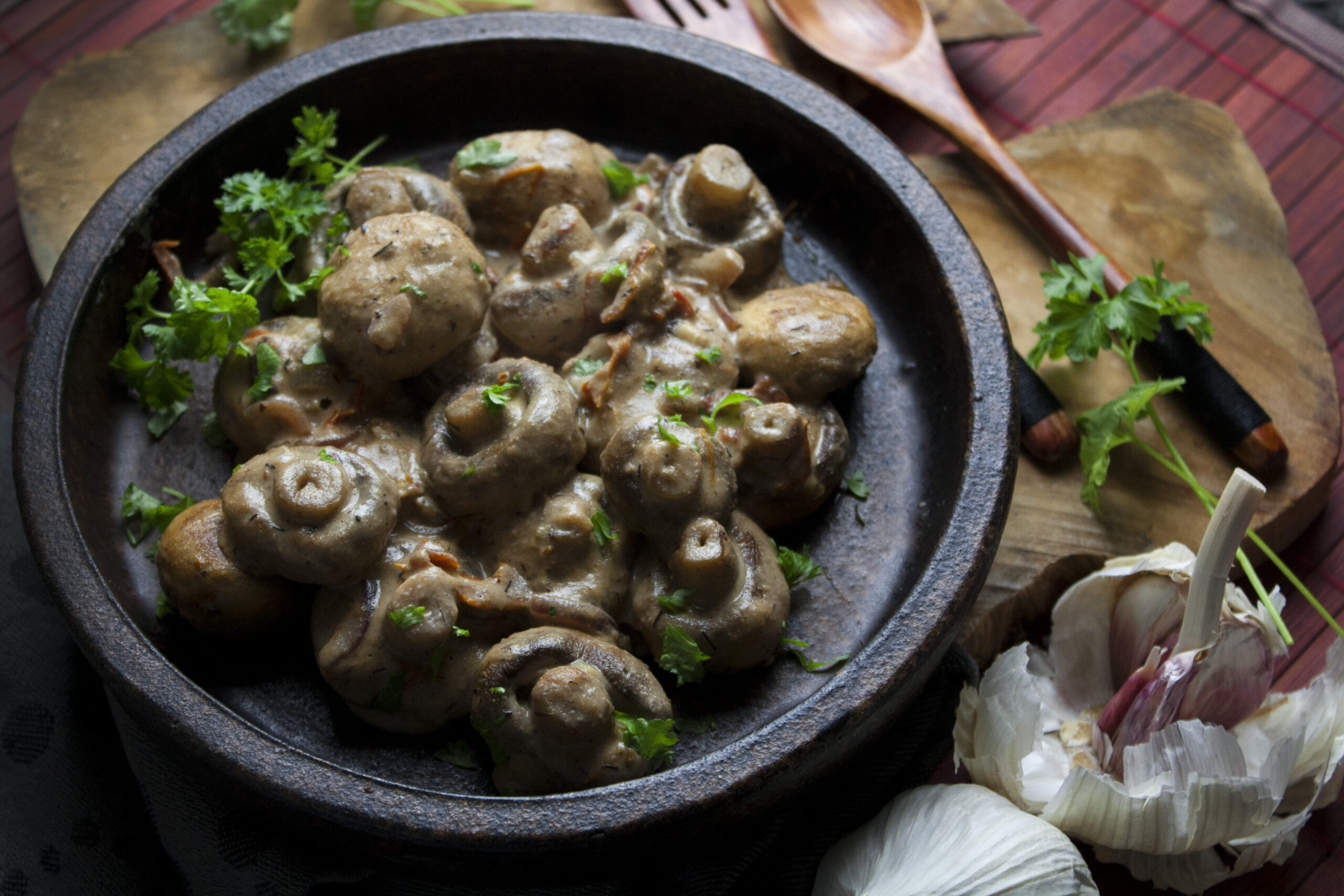 Vegane Knoblauch-Käse-Champignons aus der Pfanne