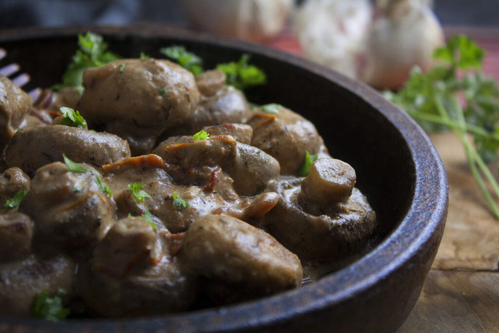 Vegane Knoblauch-Käse-Champignons aus der Pfanne