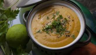 Wintergemüse-Suppe mit Limette und Ingwer
