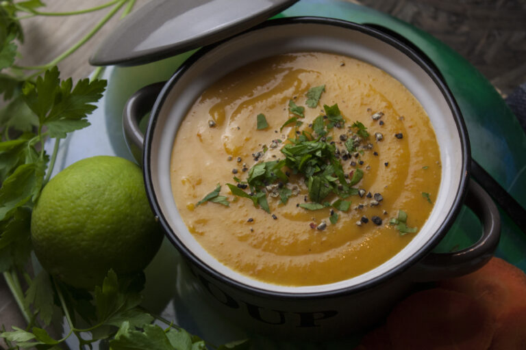 Wintergemüse-Suppe mit Limette und Ingwer