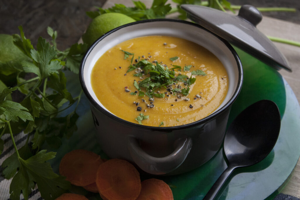 Wintergemüse-Suppe mit Limette und Ingwer