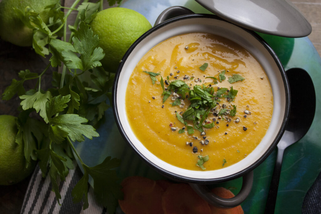 Wintergemüse-Suppe mit Limette und Ingwer