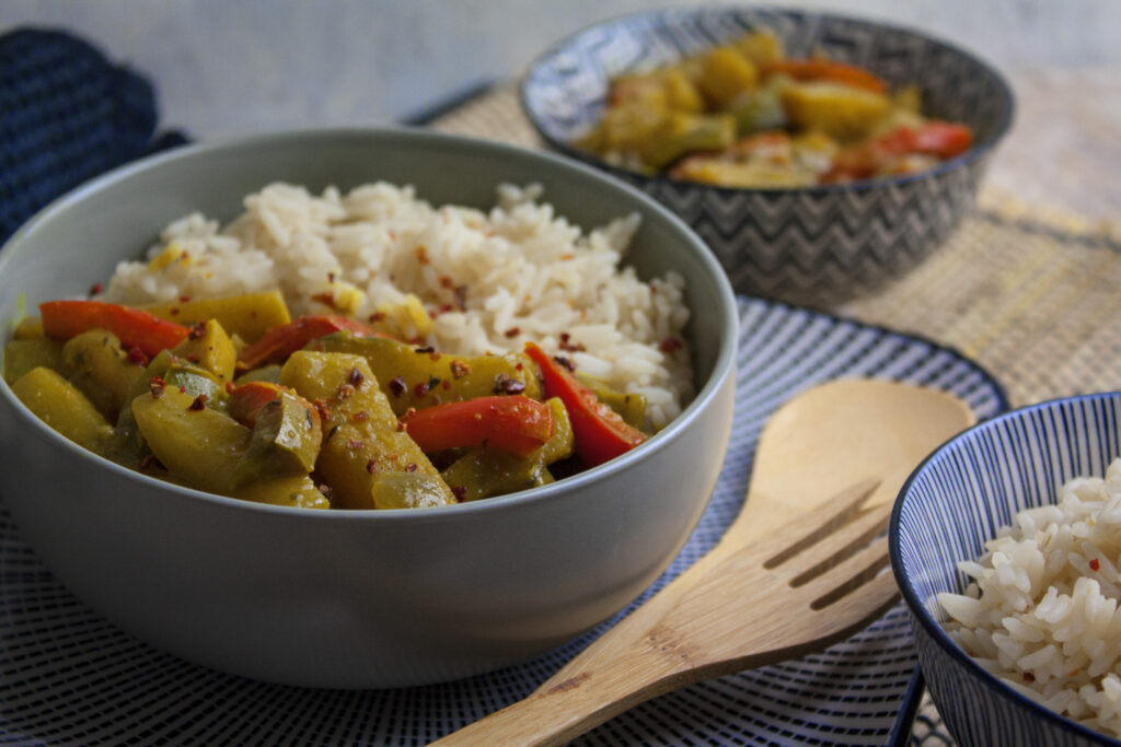 Würziges Kohlrabi-Curry mit Paprika