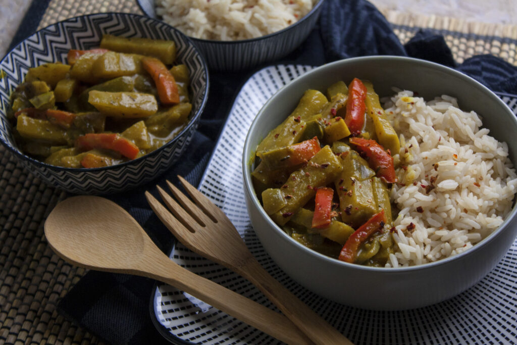 Würziges Kohlrabi-Curry mit Paprika