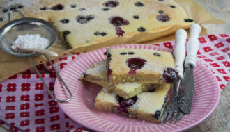 Süße Ofen-Pancakes mit Beeren
