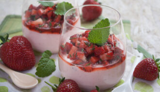 Veganes Erdbeer-Mascarpone-Dessert mit Melisse