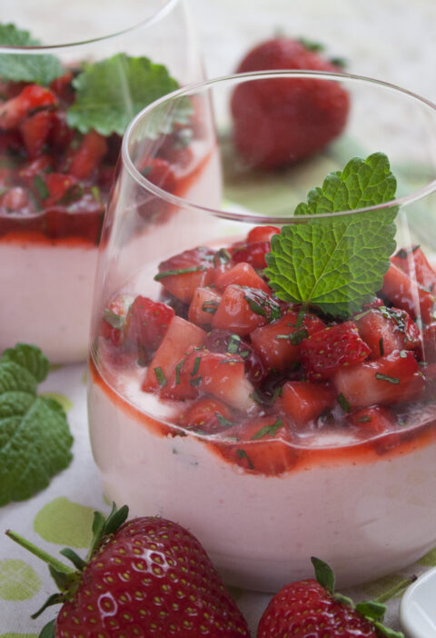 Veganes Erdbeer-Mascarpone-Dessert mit Melisse