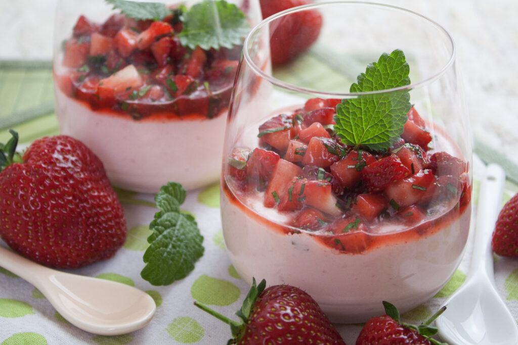 Veganes Erdbeer-Mascarpone-Dessert mit Melisse