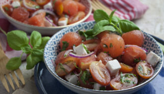 Melonen-Tomaten-Salat mit Basilikum