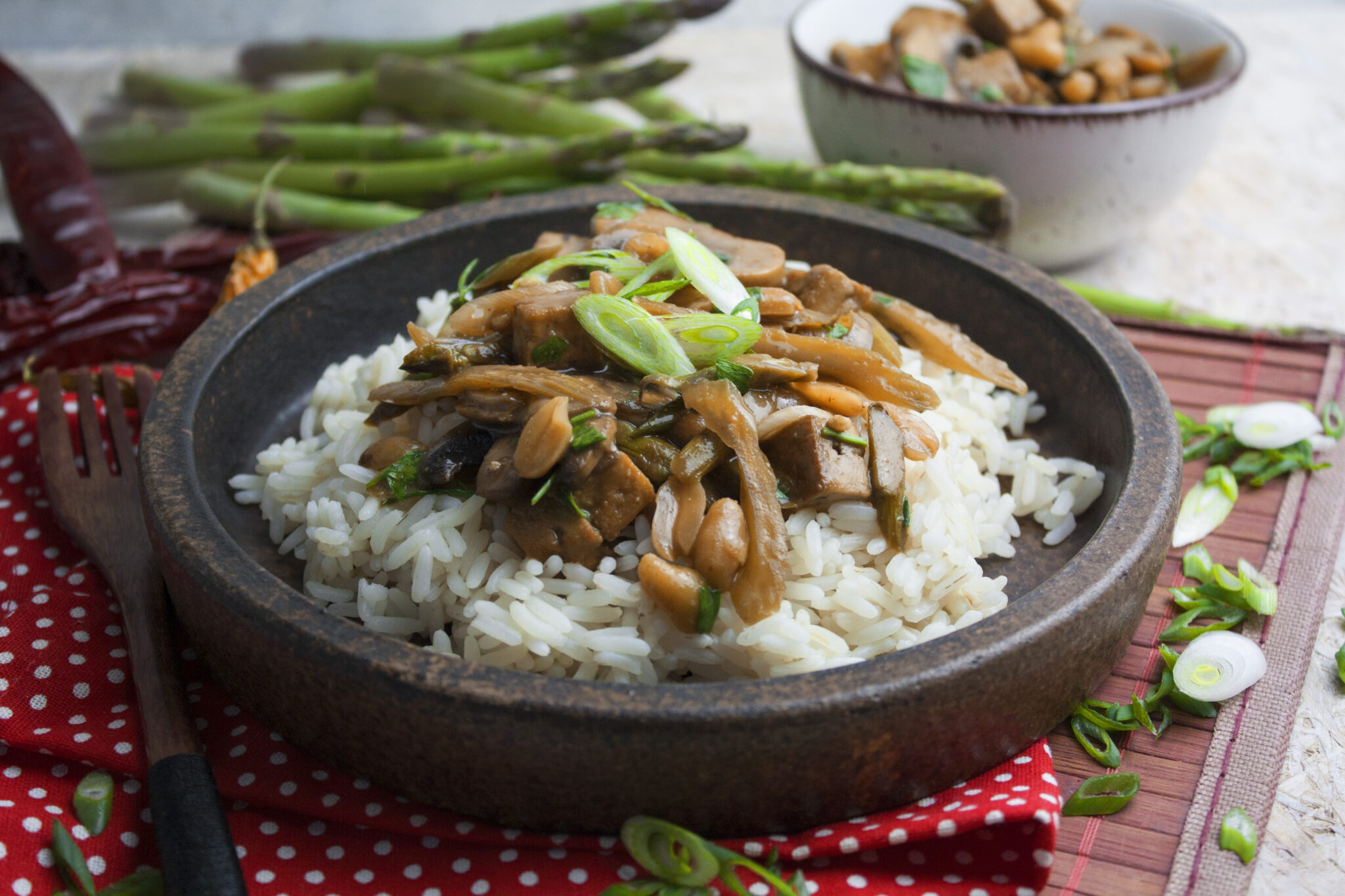 Spargel-Sellerie-Pfanne mit Erdnüssen - Toastenstein.com