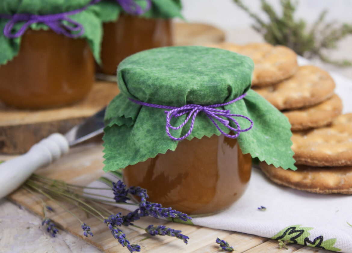 Mediterrane Pfirsich-Lavendel-Marmelade mit Thymian