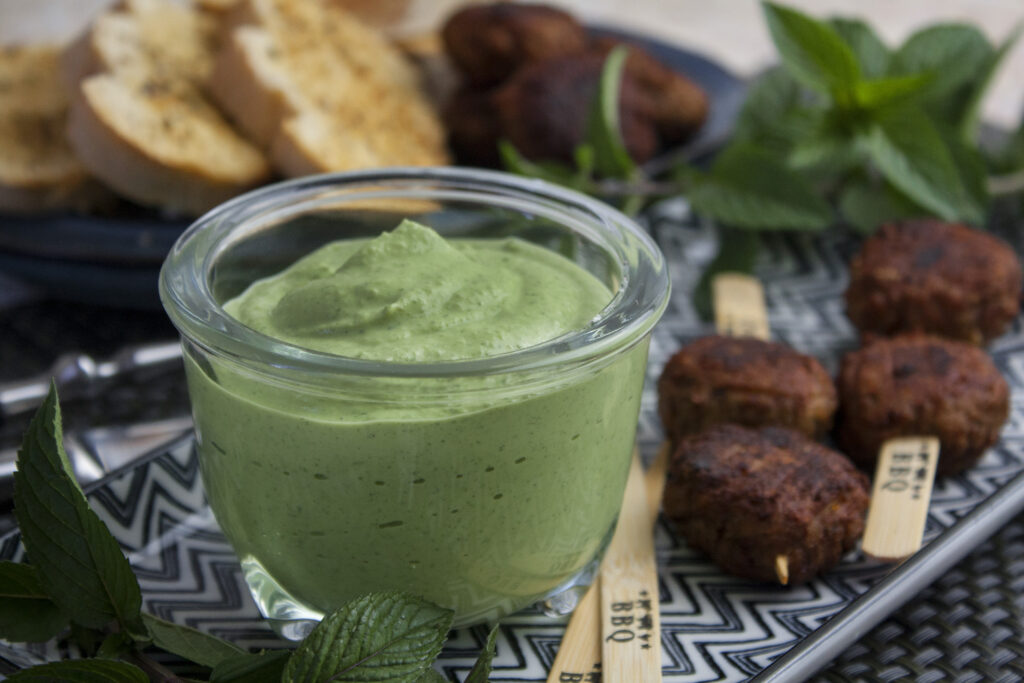 Frischer Tofu-Minz-Dip - Perfekt zum Grillen!