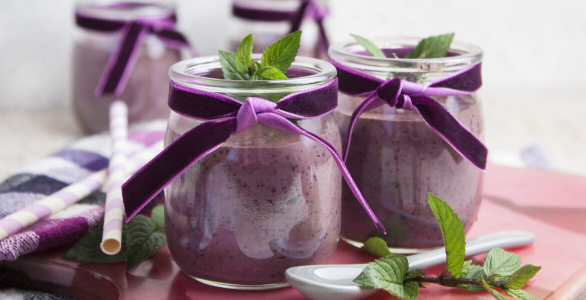 Avocado-Blaubeer-Dessert mit Hanfsamen