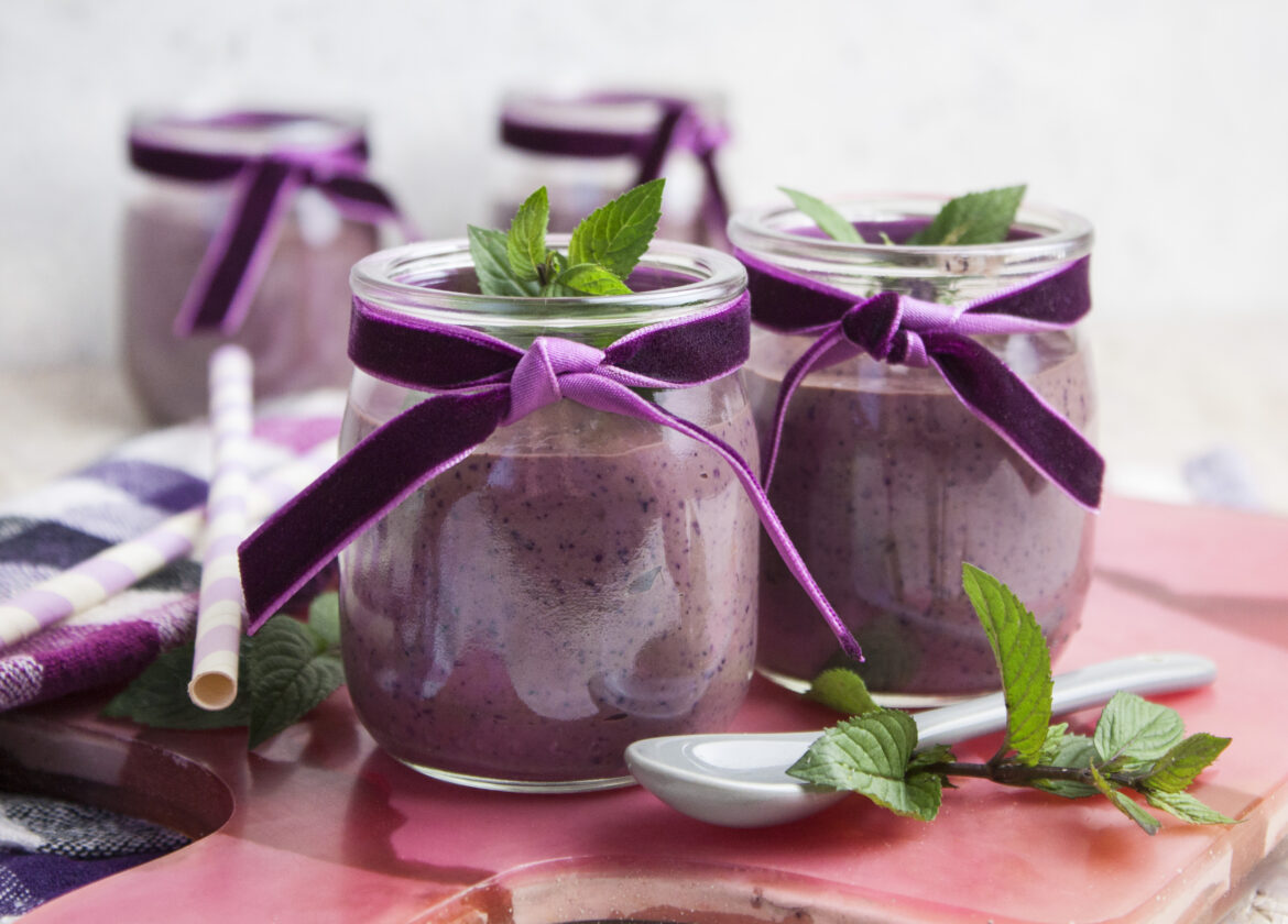 Avocado-Blaubeer-Dessert mit Hanfsamen