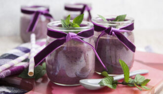 Avocado-Blaubeer-Dessert mit Hanfsamen