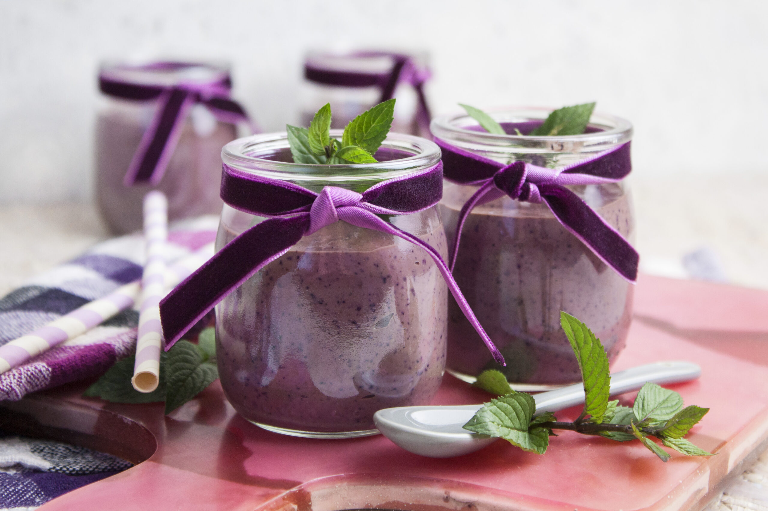 Avocado-Blaubeer-Dessert mit Hanfsamen