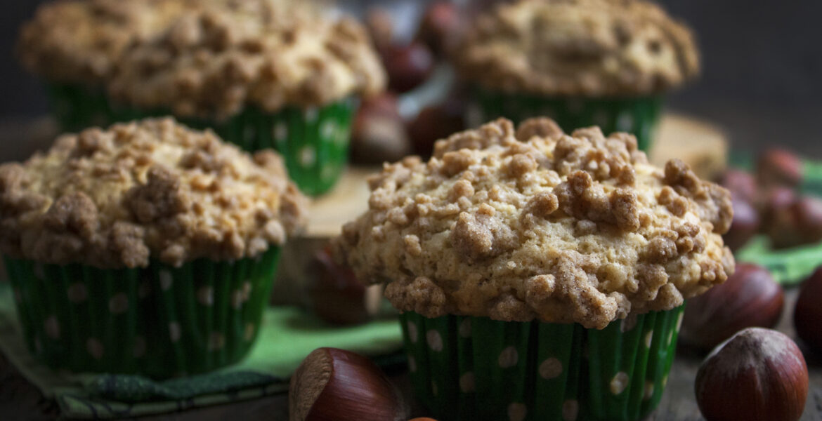 Haselnuss-Muffins mit Zimt-Streuseln