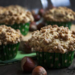 Haselnuss-Muffins mit Zimt-Streuseln