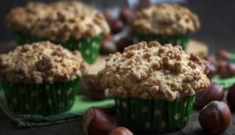 Haselnuss-Muffins mit Zimt-Streuseln