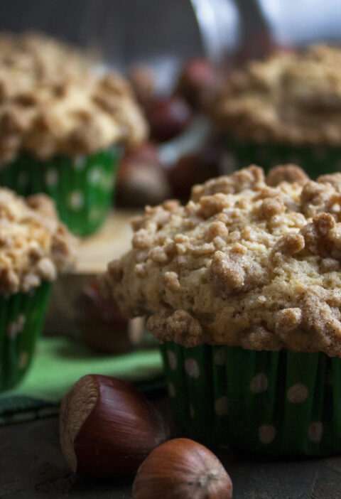 Haselnuss-Muffins mit Zimt-Streuseln