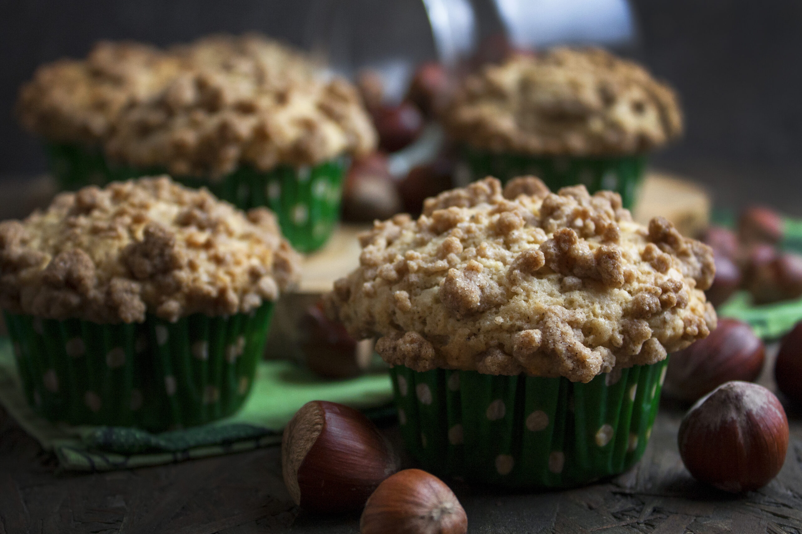 Haselnuss-Muffins mit Zimt-Streuseln