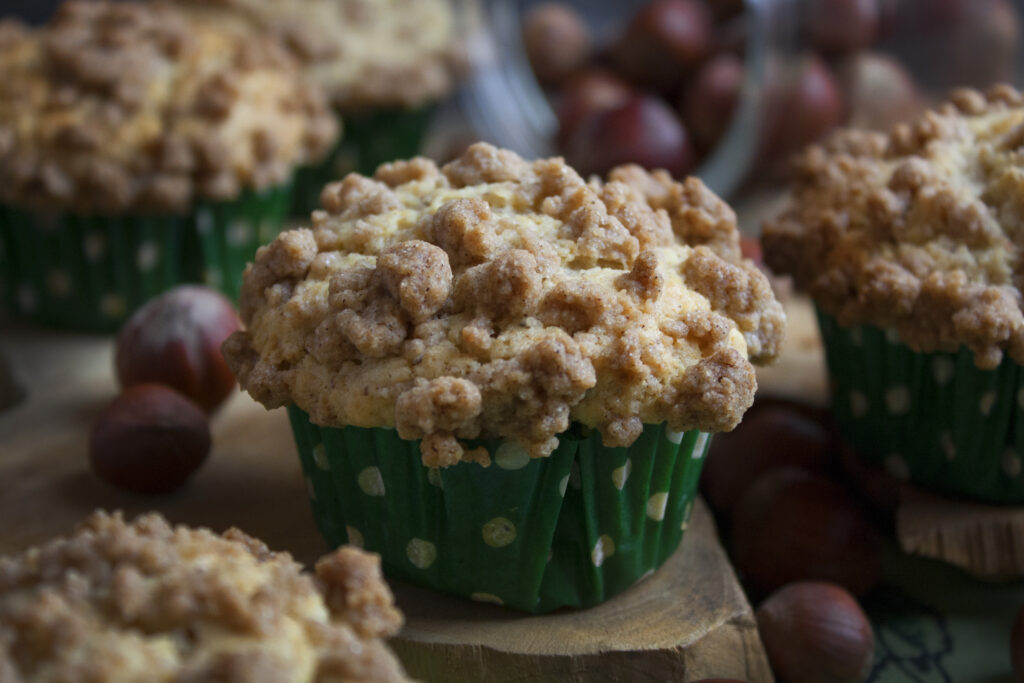 Haselnuss-Muffins mit Zimt-Streuseln