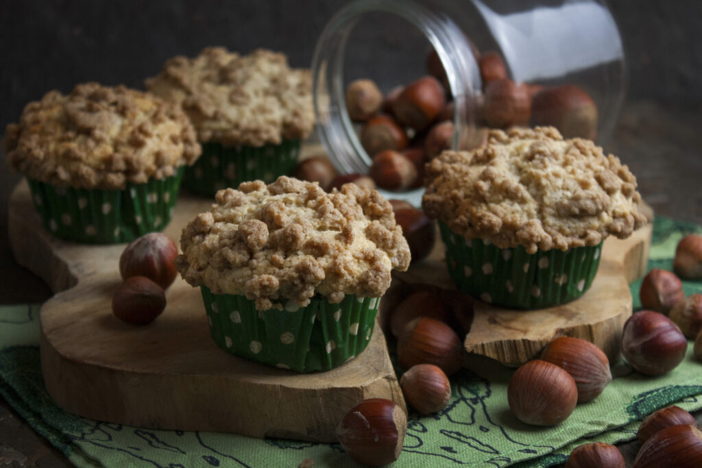 Haselnuss-Muffins mit Zimt-Streuseln