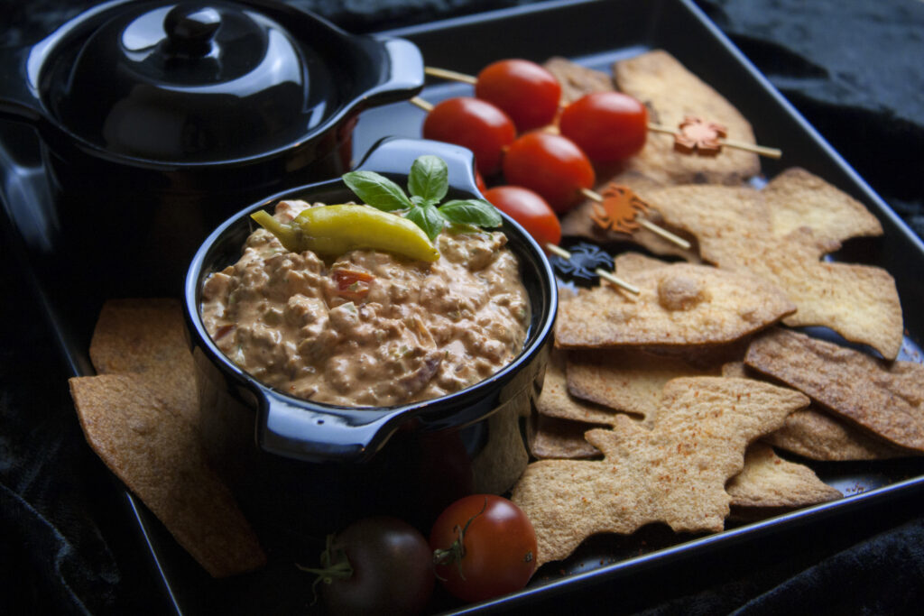 Cremiger Taco-Dip mit Ofen-Tortilla-Chips [Halloween Edition] | Toastenstein