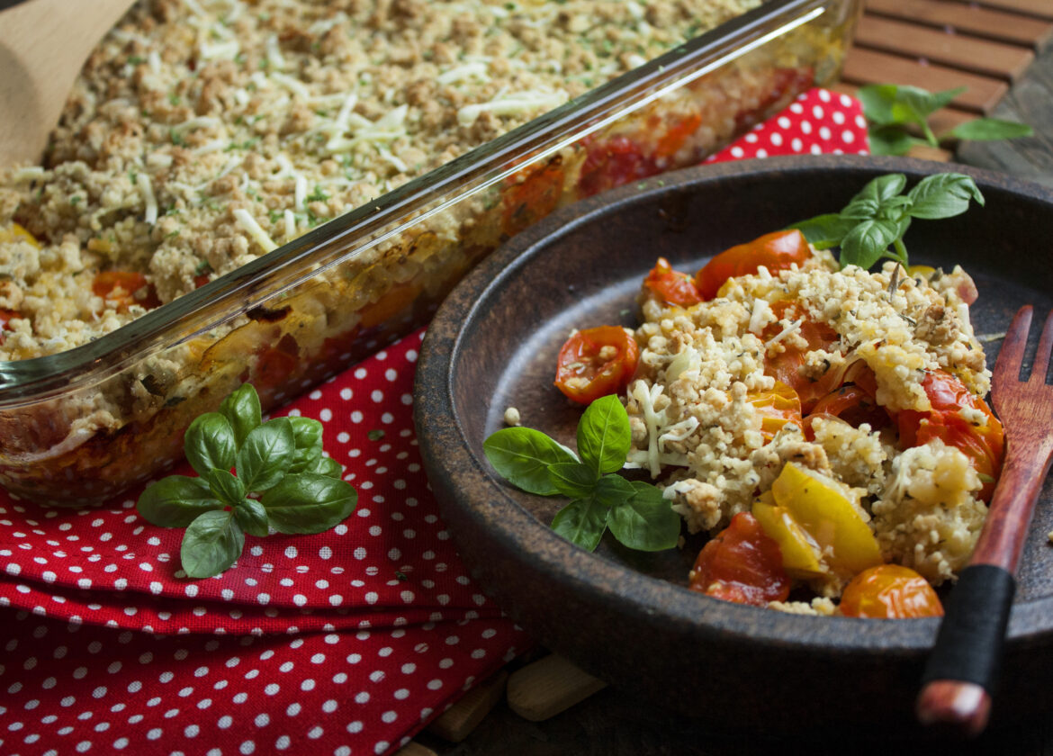 Herzhafter Tomaten-Crumble aus dem Ofen