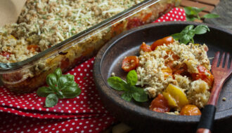 Herzhafter Tomaten-Crumble aus dem Ofen